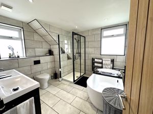  CHESTNUT WAY - click for photo gallery